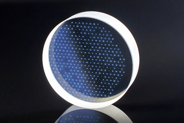 LIDT測定後のミラー：目に見える点はコーティングにおけるレーザー誘起損傷である